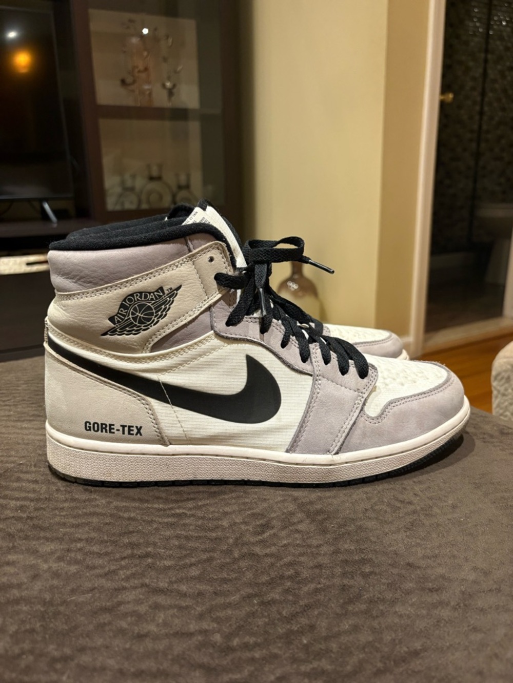 Jordan 1 High GORE-TEX Men's Sneakers - White/Gray/Black